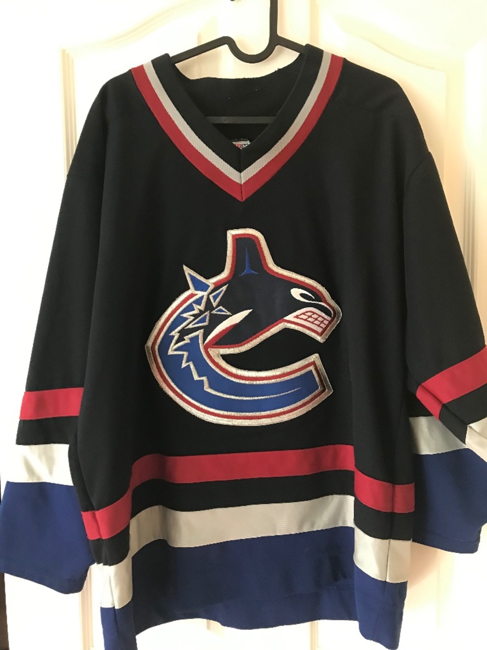 Vancouver Canucks Jersey - Adult Medium - 1997-1998 Season
